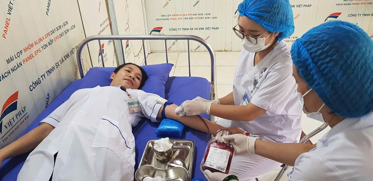 Chị Phạm Thanh Huế hiến máu cứu bệnh nhân.