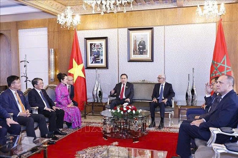Chủ tịch Quốc hội Trần Thanh Mẫn và Phu nhân tới Rabat, bắt đầu chuyến thăm chính thức Vương quốc Morocco 3 Chủ tịch Quốc hội Trần Thanh Mẫn có cuộc gặp ngắn với Chủ tịch Hạ viện Morocco Talbi El Alami