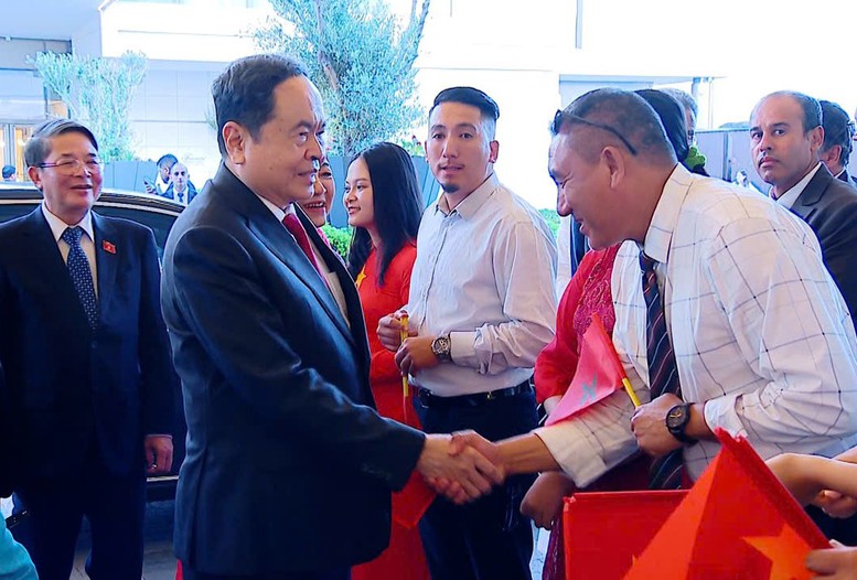 Chủ tịch Quốc hội Trần Thanh Mẫn và Phu nhân tới Rabat, bắt đầu chuyến thăm chính thức Vương quốc Morocco 4 Cán bộ, nhân viên Đại sứ quán Việt Nam tại Morocco cùng bà con người Việt Nam đón Chủ tịch Quốc hội Trần Thanh Mẫn và Phu nhân