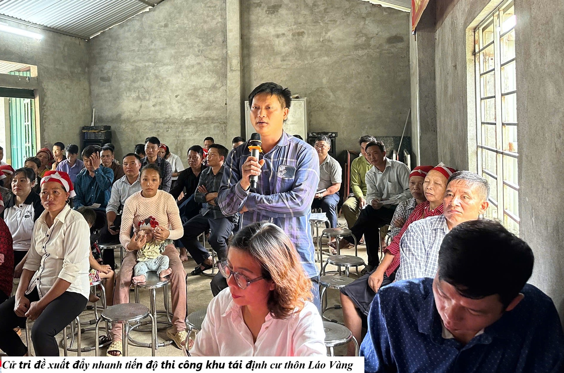 Tổ đại biểu số 2 HĐND xã Bát Xát gặp gỡ, lắng nghe cử tri sau kỳ họp giữa năm 2025 2 Cử tri đề xuất đẩy nhanh tiến độ thi công khu tái định cư thôn Láo Vàng. (Ảnh truyền thông khu vực Bát Xát)