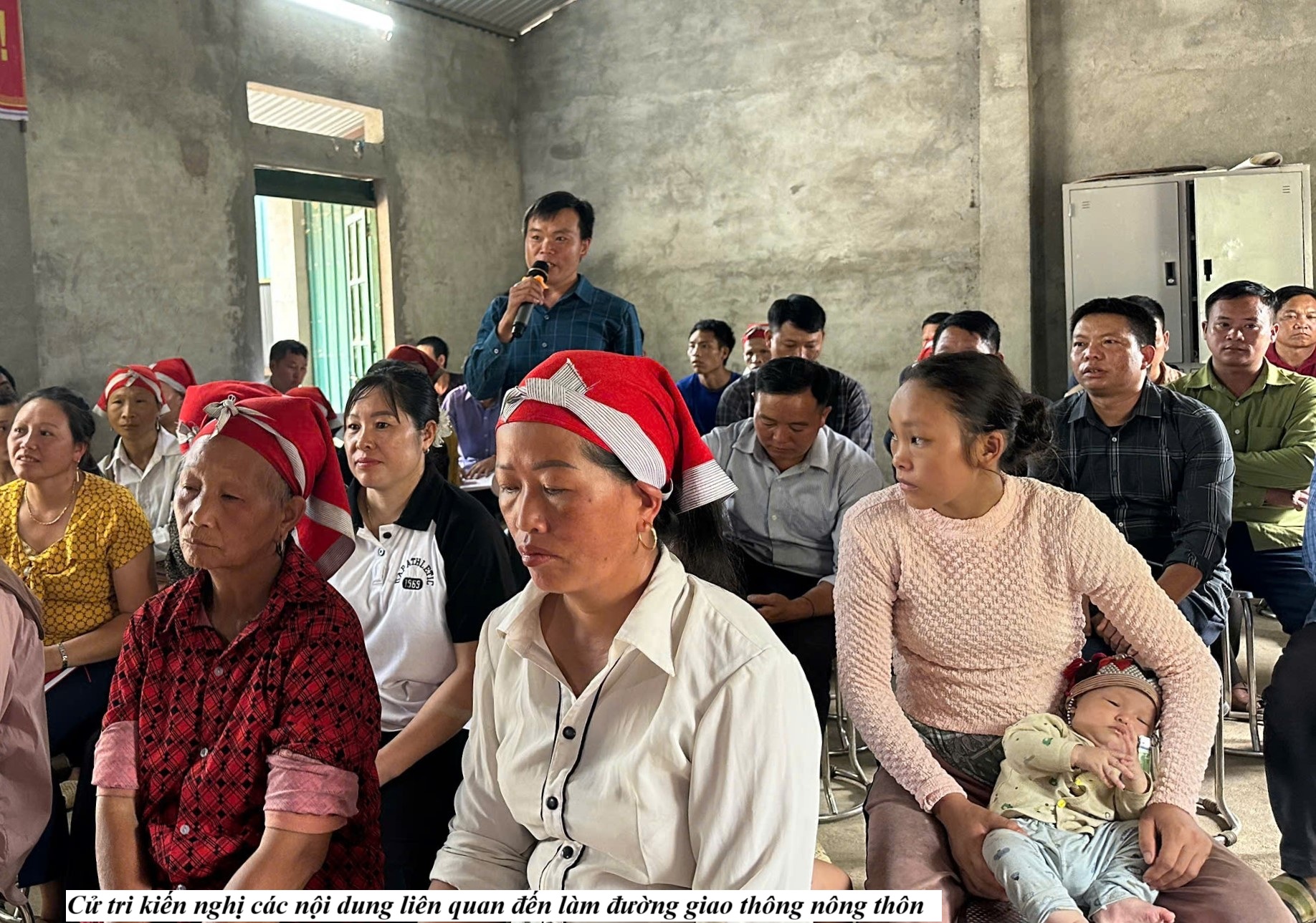 Tổ đại biểu số 2 HĐND xã Bát Xát gặp gỡ, lắng nghe cử tri sau kỳ họp giữa năm 2025 3 Cử tri kiến nghị các nội dung liên quan đến làm đường giao thông nông thôn. (Ảnh truyền thông khu vực Bát Xát)
