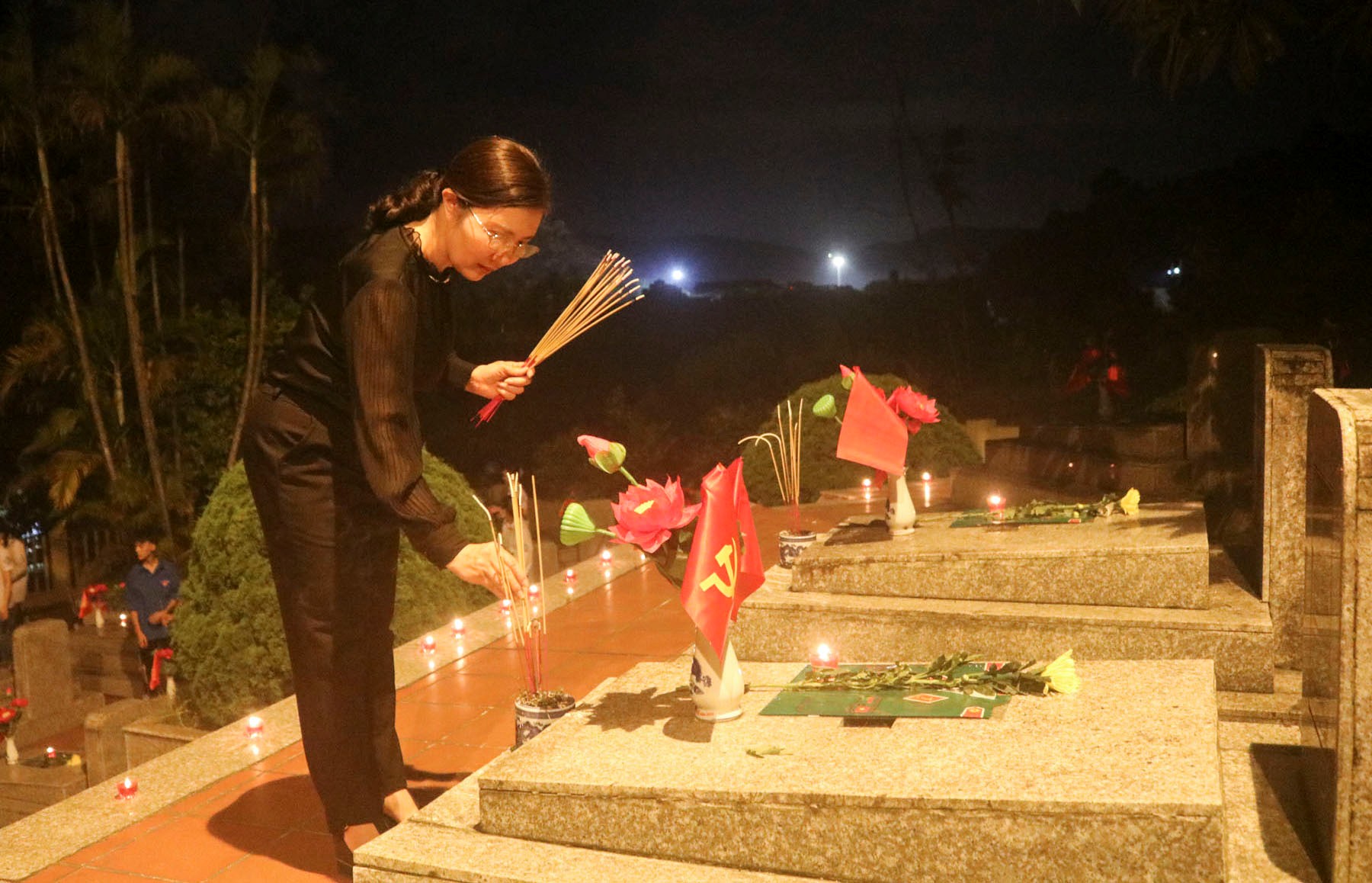 Việc tổ chức lễ thắp nến tri ân tại các nghĩa trang liệt sĩ là hành động mang ý nghĩa nhân văn sâu sắc, thể hiện lòng biết ơn vô hạn đối với sự hy sinh to lớn của các anh hùng liệt sĩ. (Ảnh truyền thông khu vực Bát Xát)