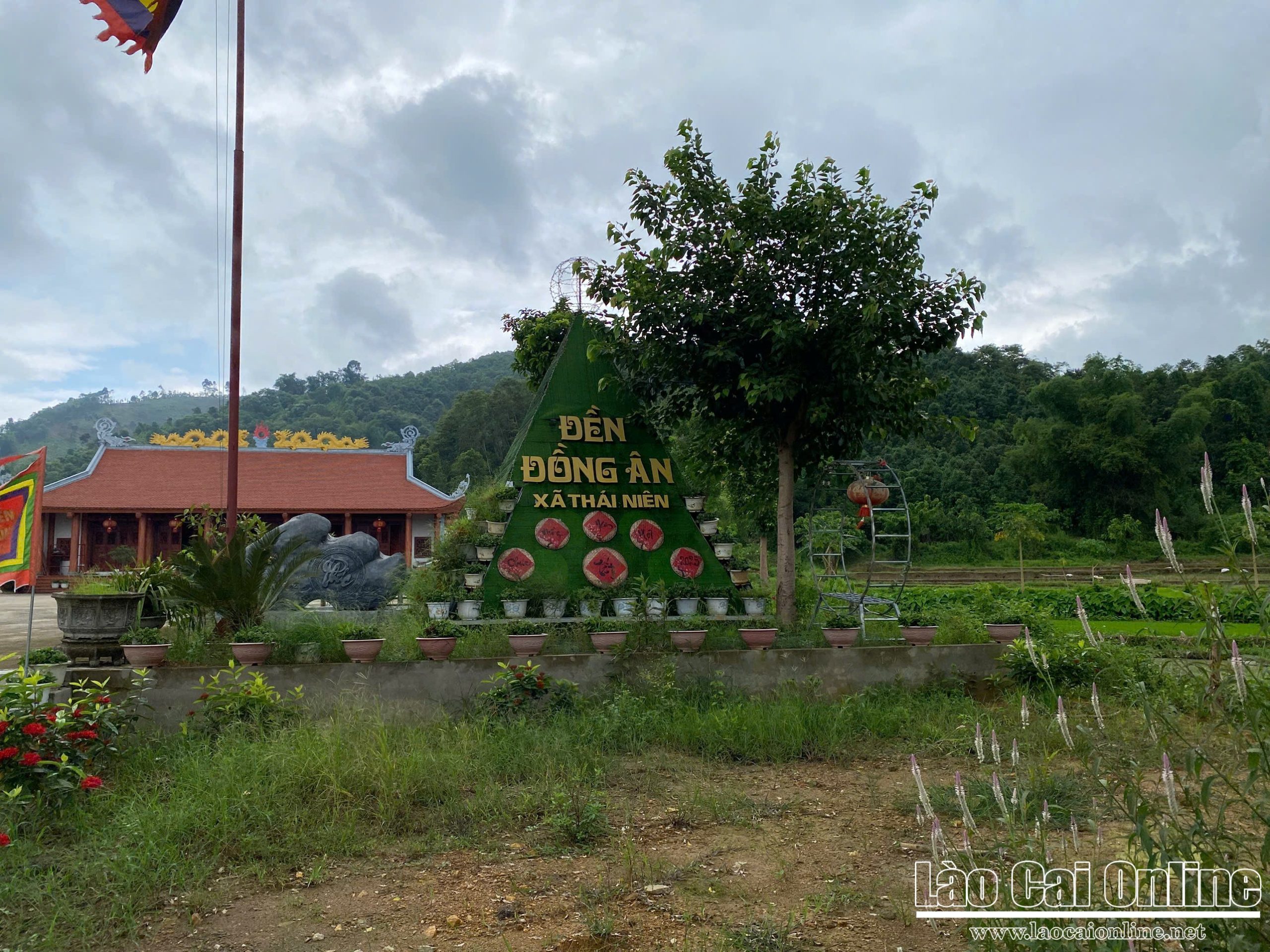 Đền Đồng Ân tọa lạc ngay bên tuyến đường kết nối ga Phố Mới - ga Bảo Hà - huyện Văn Yên (Yên Bái).