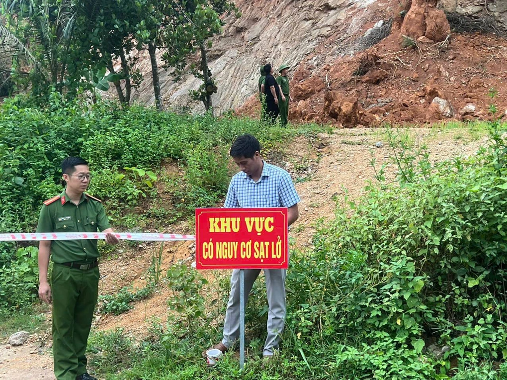 Hà Nội và Lào Cai chủ động sơ tán dân tránh bão Wipha, đảm bảo an toàn tuyệt đối 3 Lực lượng chức năng xã Châu Quế cắm biển cảnh báo tại các khu vực có nguy cơ sạt lở (Ảnh: Thu Nhài).
