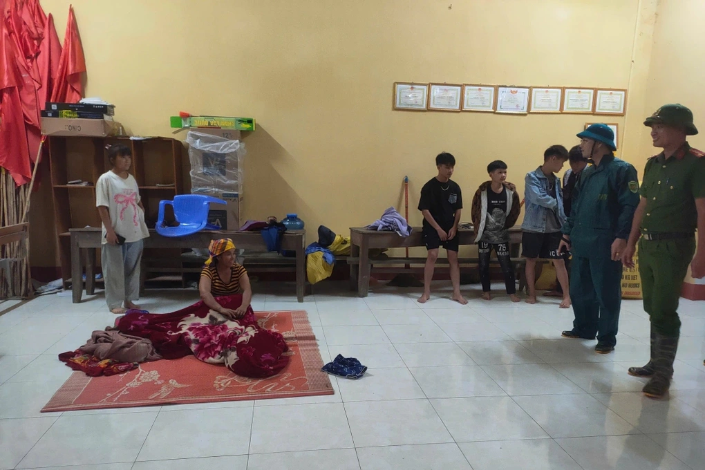 Hà Nội và Lào Cai chủ động sơ tán dân tránh bão Wipha, đảm bảo an toàn tuyệt đối 2 Người dân được di dời tới khu vực an toàn trong đêm (Ảnh: Nguyễn Hương).
