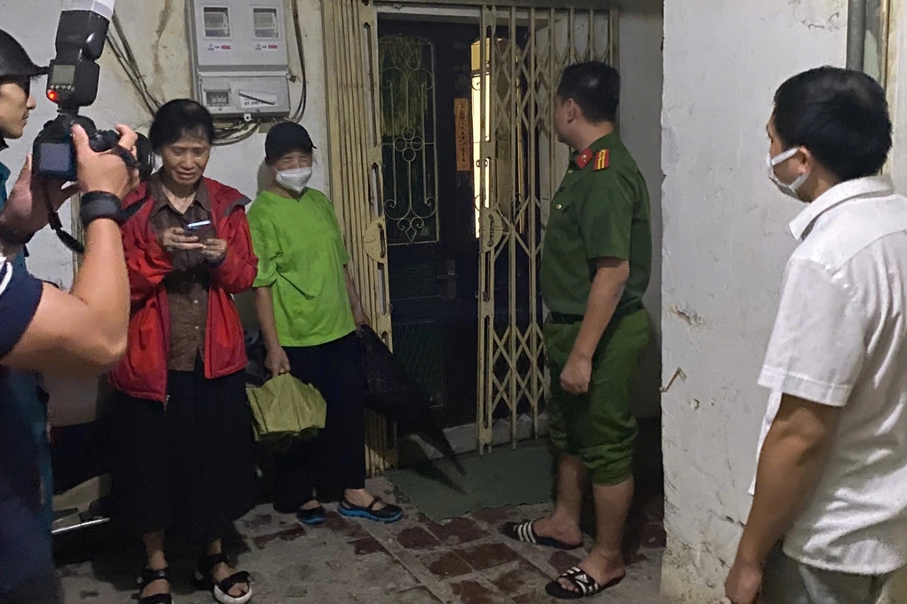 Hà Nội và Lào Cai chủ động sơ tán dân tránh bão Wipha, đảm bảo an toàn tuyệt đối 1 Lực lượng chức năng vận động, hỗ trợ người dân trú bão Wipha (Ảnh: T.Nghĩa).
