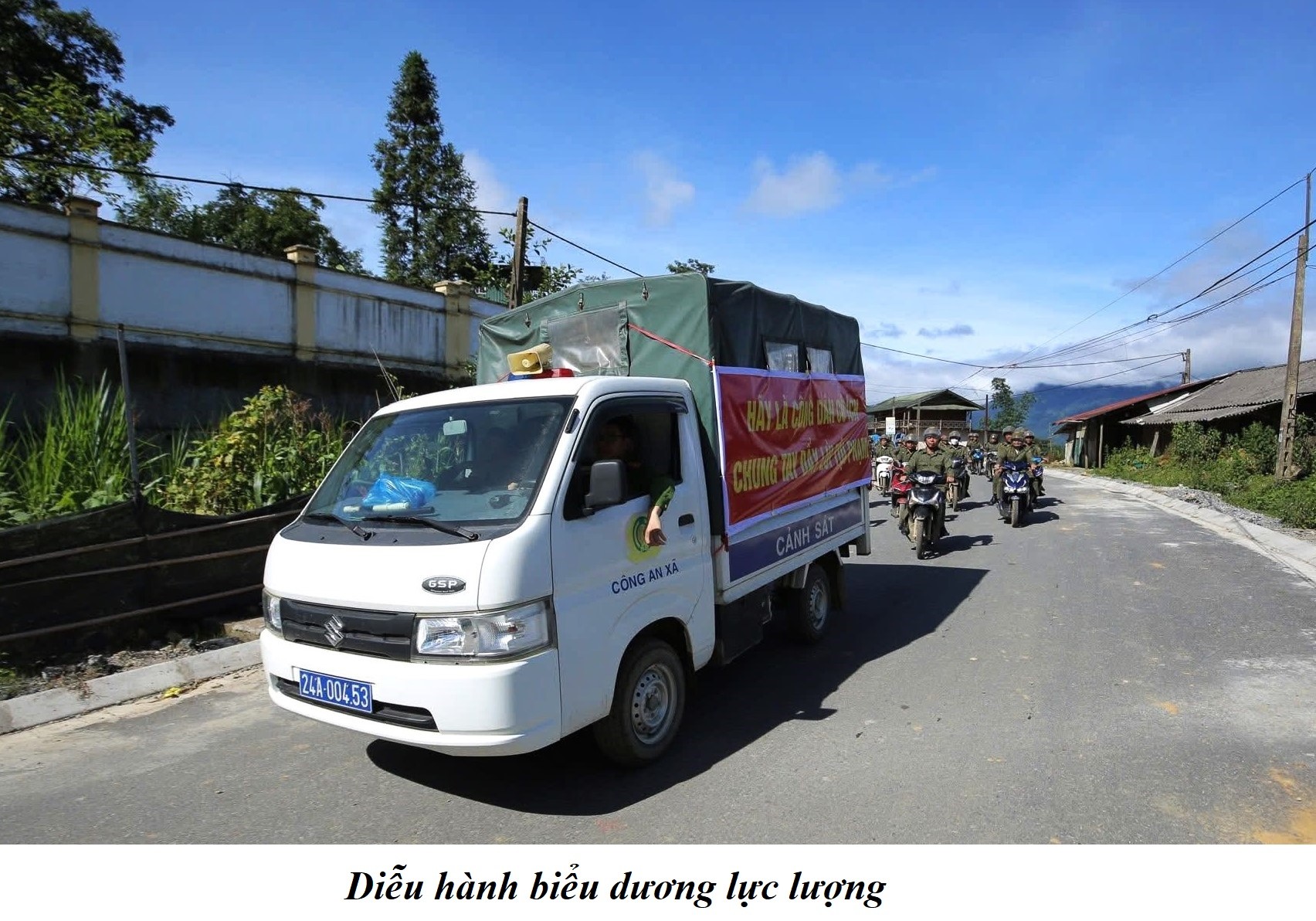 Công an xã Y Tý mở đợt cao điểm trấn áp tội phạm, giữ vững an ninh địa bàn 4 Diễu hành biểu dương lực lượng. (Ảnh truyền thông khu vực Bát Xát)