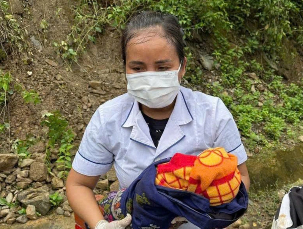 Với sự hỗ trợ của nhân viên y tế, sản phụ Hiền đã hạ sinh thành công bé trai nặng khoảng 3,5kg bằng phương pháp sinh thường (Ảnh: Vi Ngọc Mai).