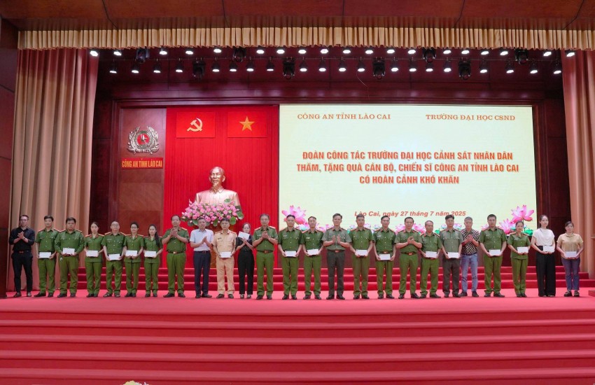 Đoàn công tác trao 40 suất quà cho cán bộ, chiến sĩ Công an tỉnh Lào Cai có hoàn cảnh khó khăn. (Ảnh: Thiên Bình)