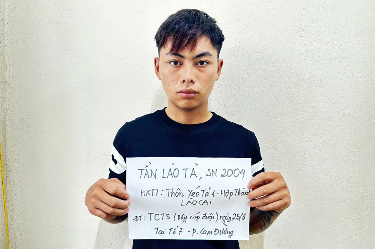 Đối tượng Tẩn Láo Tả đến trụ sở Công an phường Cam Đường đầu thú ( ảnh Báo Lào Cai )