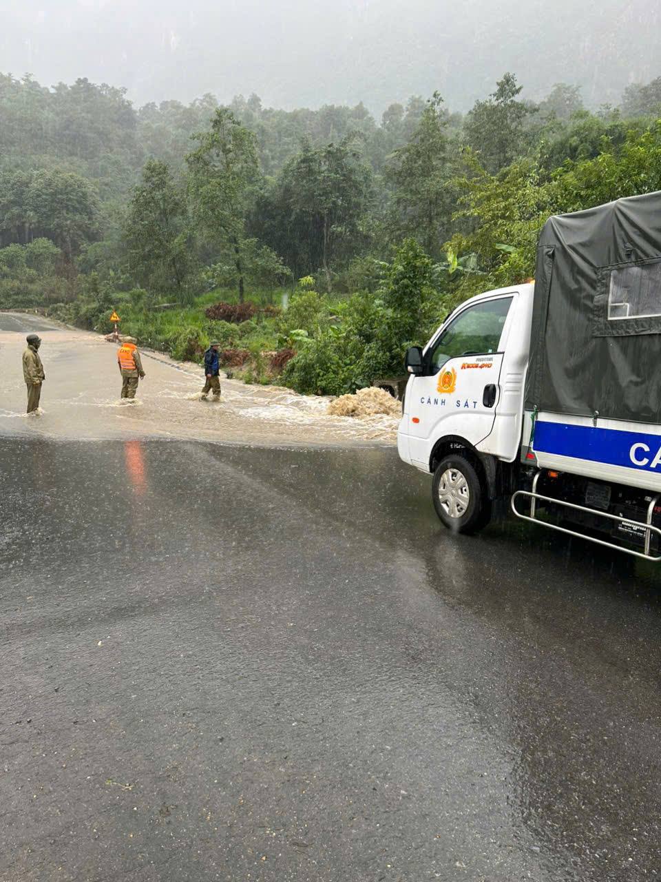 Công an xã Y Tý chủ động ứng phó mưa lũ, đảm bảo an toàn cho người dân vùng cao 2 Cảnh báo ngập lụt do mưa lớn kéo dài ( ảnh CTTĐT công an tỉnh Lào Cai )