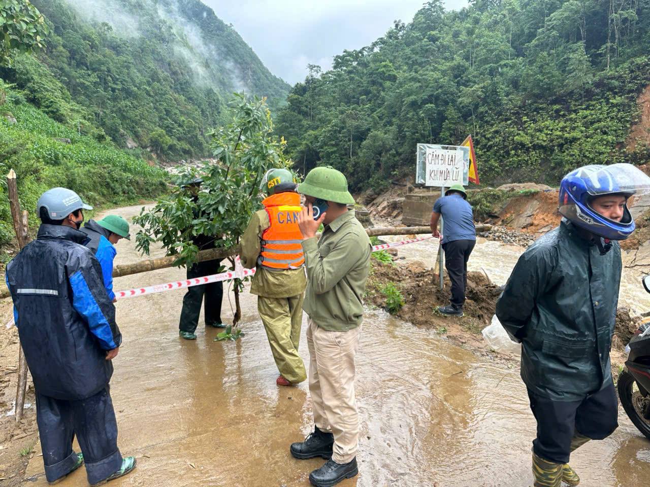 Công an xã Y Tý chủ động ứng phó mưa lũ, đảm bảo an toàn cho người dân vùng cao 3 Giăng dây cấm người và phương tiện qua lại ở khu vực nguy hiểm ( ảnh CTTĐT công an tỉnh Lào Cai )
