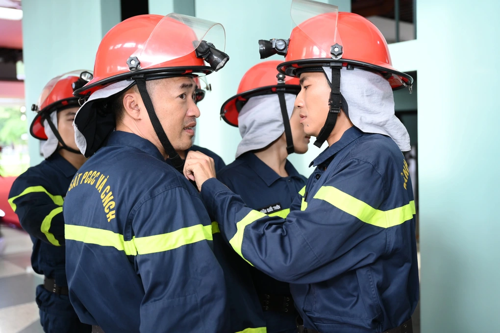 Tiến Luật choáng váng, MONO nghẹt thở khi hóa thân thành chiến sĩ công an trong 'Chiến sĩ quả cảm' 2 Tiến Luật, Kiều Minh Tuấn trong bộ trang phục của cảnh sát phòng cháy, chữa cháy và cứu nạn, cứu hộ (Ảnh: Ban tổ chức).