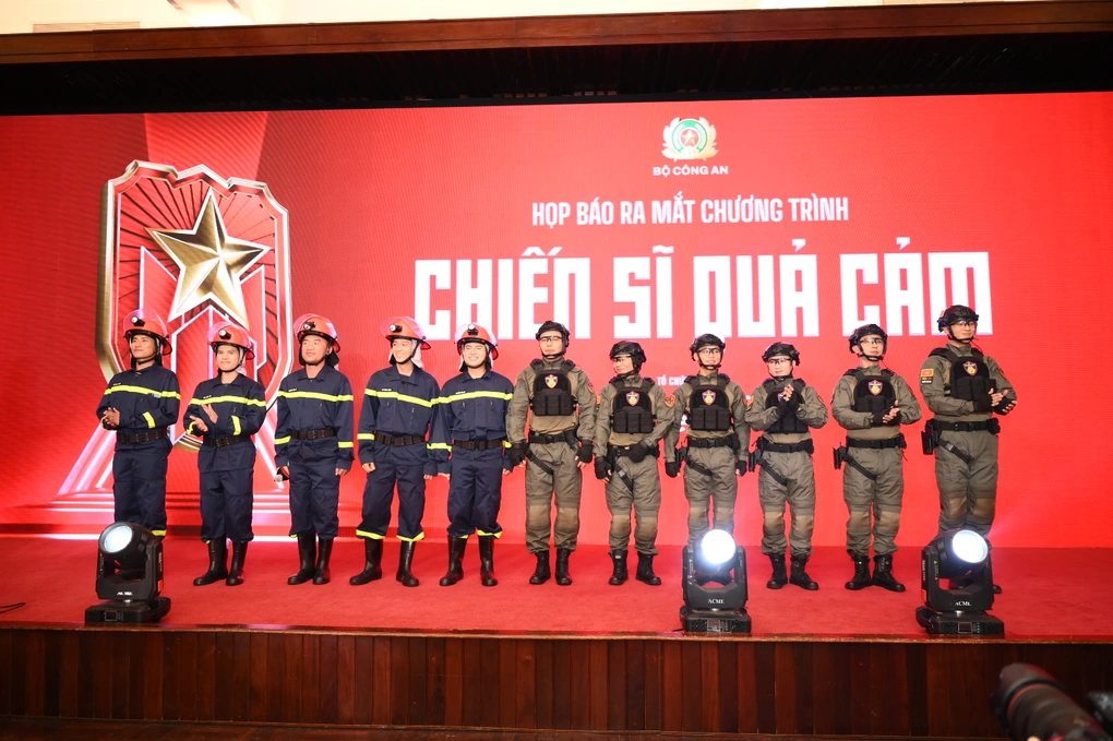Tiến Luật choáng váng, MONO nghẹt thở khi hóa thân thành chiến sĩ công an trong 'Chiến sĩ quả cảm' 1 Dàn nghệ sĩ có mặt ở họp báo, riêng Liên Bỉnh Phát, Song Luân và Thành Trung vắng mặt vì lịch trình cá nhân (Ảnh: Ban tổ chức).