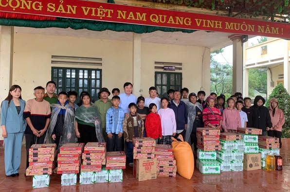 Hơn 40 hộ dân đến từ các thôn Thào Hồng Dến và Hòa Sử Pán 1 đã được nhận nhiều phần quà thiết thực (Ảnh Truyền Hình Sa Pa)