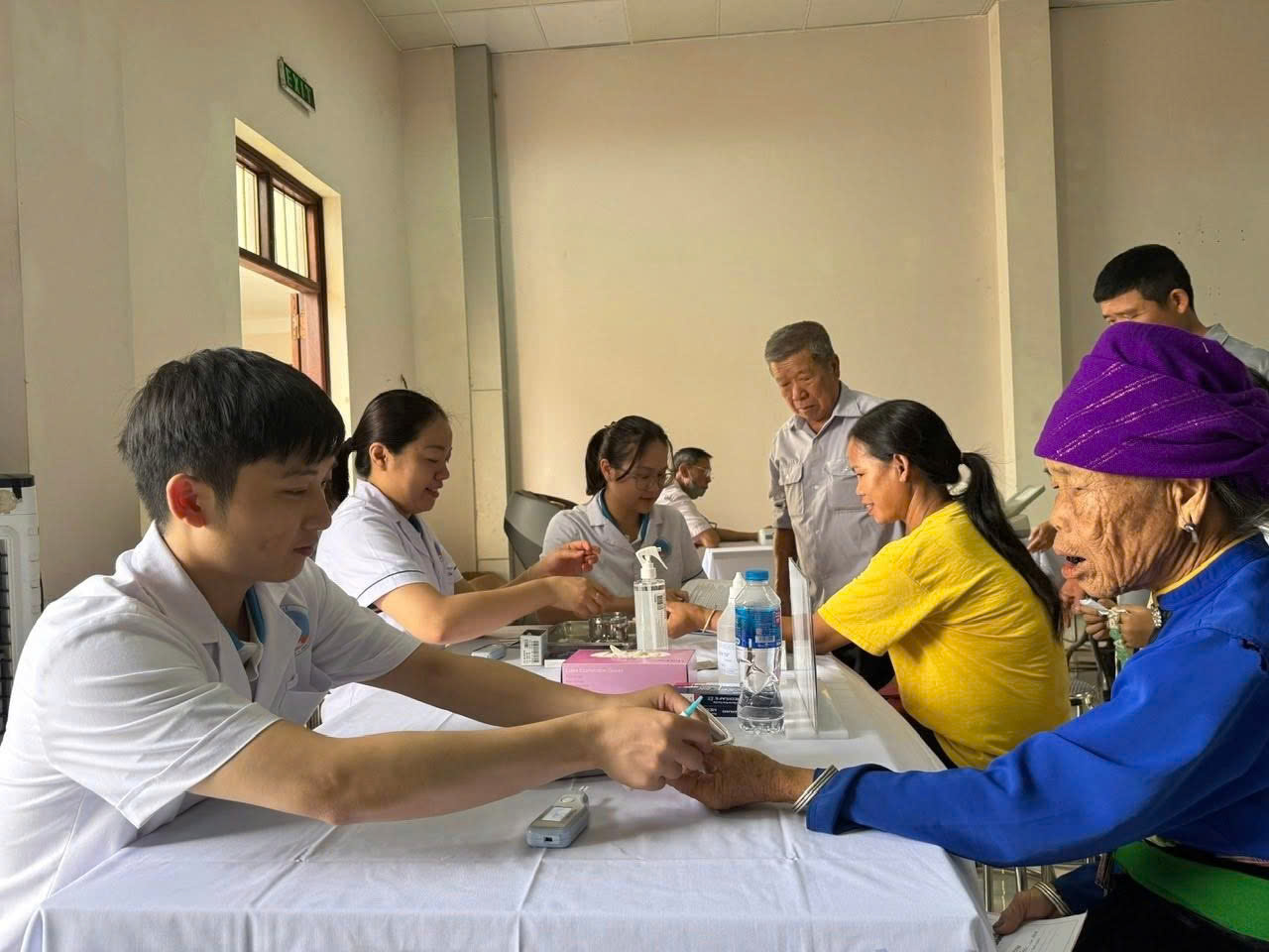 300 người có công được khám, cấp thuốc miễn phí nhân dịp 27/7 tại Nghĩa Lộ, Lào Cai. 5 Các đối tượng chính sách được thăm khám tổng quát, kiểm tra huyết áp, siêu âm ổ bụng, đo điện tim, xét nghiệm đường huyết mao mạch...(Ảnh Thanh Nghị)