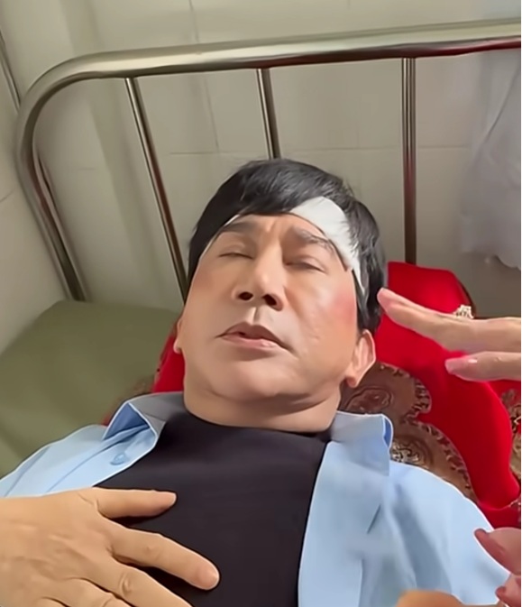 Hình ảnh NSƯT Kim Tử Long đầu băng bó trong bệnh viện gây chú ý 1 Hình ảnh trong clip gây xôn xao.