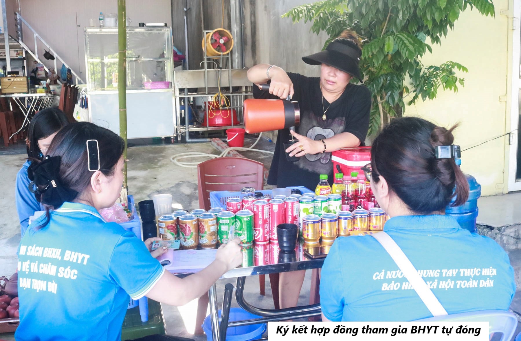 Ký kết hợp đồng tham gia BHYT tự đóng. (Ảnh truyền thông khu vực Bát Xát)
