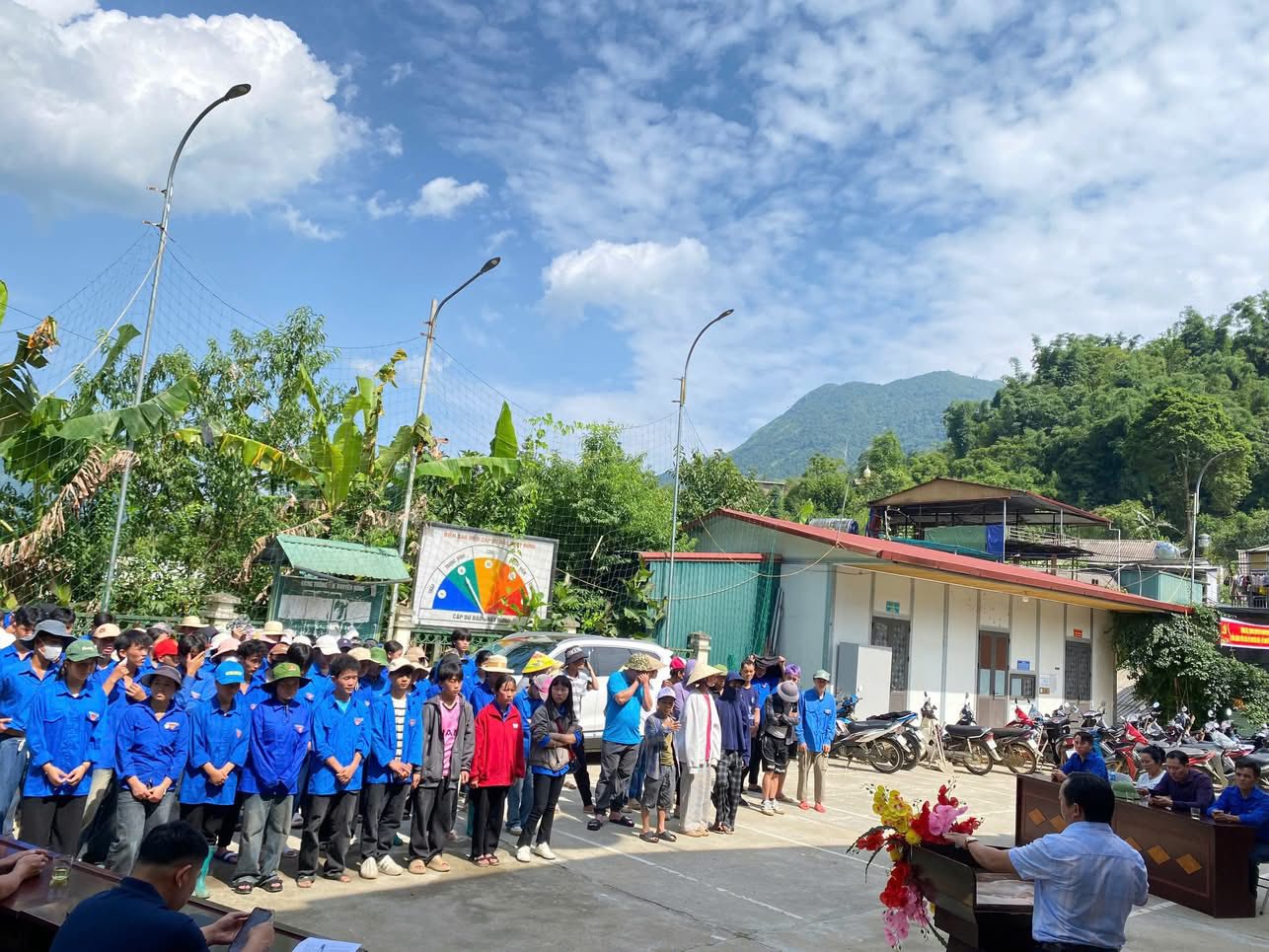 Tả Van phát động chiến dịch bảo vệ môi trường với Đề án 'Vì Tả Van sạch' 1 Quang cảnh lễ ra quân. (Ảnh Truyền Hình Sa Pa)