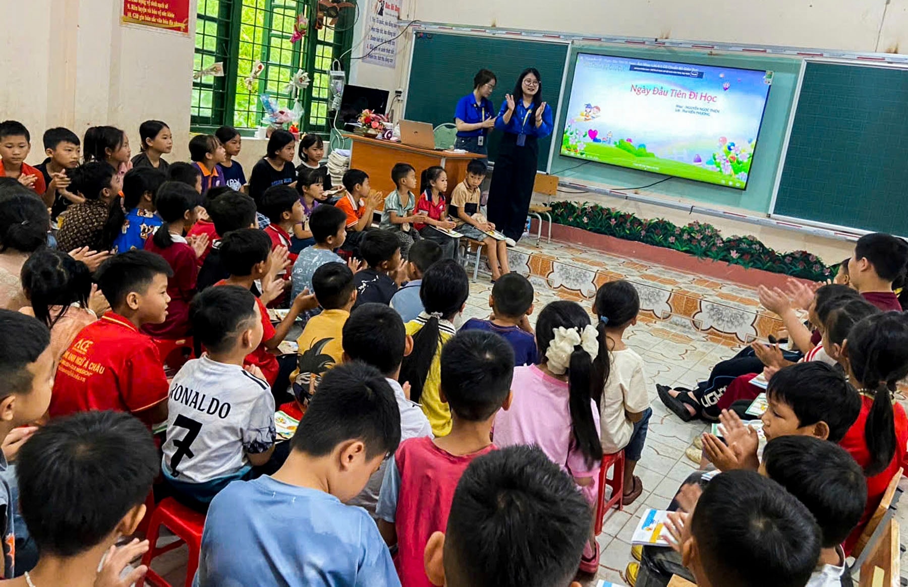 Đoàn trường Quốc tế - ĐHQGHN khai giảng lớp học hè ý nghĩa tại xã Bát Xát, Lào Cai 1 Lớp học hè năm nay thu hút sự tham gia của 130 em học sinh tại địa phương. (Ảnh truyền thông khu vực Bát Xát)