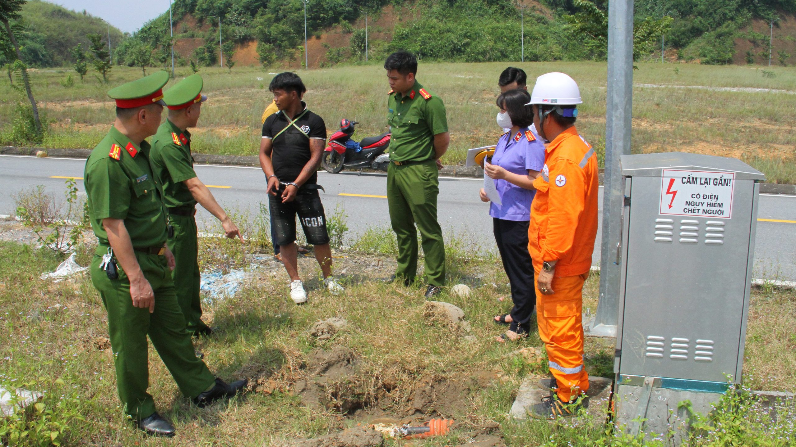 Lực lượng chức năng thực nghiệm hiện trường (ảnh Báo Lào Cai )