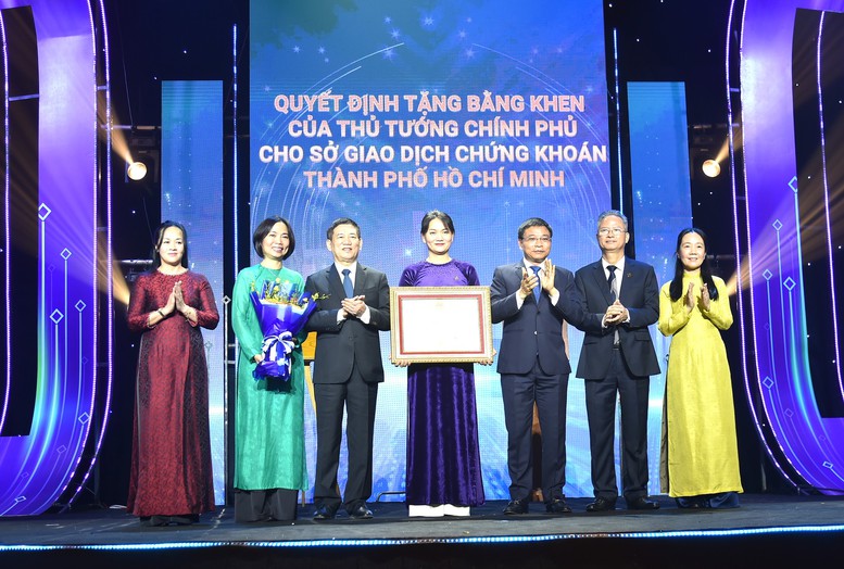Phó Thủ tướng Hồ Đức Phớc, Bộ trưởng Bộ Tài chính Nguyễn Văn Thắng trao Bằng khen của Thủ tướng Chính phủ và chúc mừng Sở Giao dịch chứng khoán Thành phố Hồ Chí Minh - Ảnh: VGP/Trần Mạnh