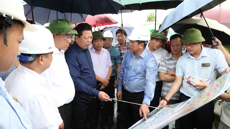 Sẵn sàng khởi công khu tái định cư thuộc dự án đường sắt Lào Cai-Hà Nội-Hải Phòng vào 19/8 1 Tại tỉnh Phú Thọ, Bộ trưởng Bộ Xây dựng Trần Hồng Minh đề nghị nghiên cứu bố trí tái định cư tại chỗ, tạo điều kiện cho người dân ổn định cuộc sống và phát triển kinh tế - Ảnh: Tạ Hải
