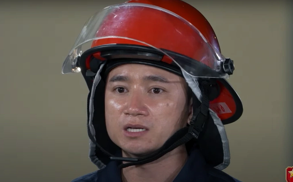 Dàn nghệ sĩ Việt rơi nước mắt khi hóa thân lính cứu hỏa trong chương trình 'Chiến sĩ quả cảm' 2 Phan Mạnh Quỳnh căng thẳng, xúc động vì áp lực (Ảnh: Chụp màn hình).