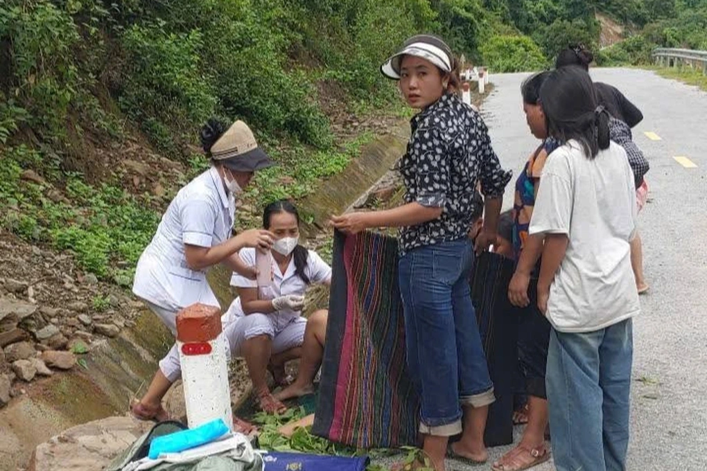 Hai cán bộ Trạm Y tế xã Mường Típ đỡ đẻ cho sản phụ trên đường (Ảnh: Vi Ngọc Mai).