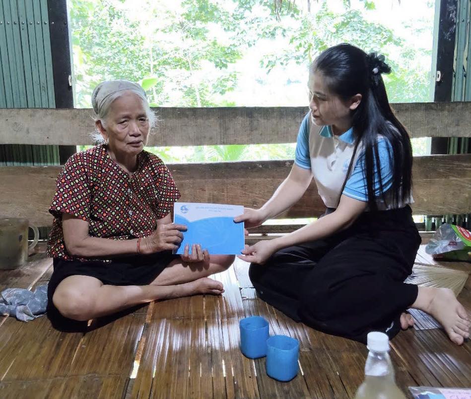 Phụ nữ xã Phúc Khánh tri ân các gia đình chính sách nhân dịp 27/7 3 Đoàn công tác của Hội LHPN xã đã đến thăm và gửi tặng những phần quà ý nghĩa đến các gia đình tiêu biểu như mẹ liệt sĩ Nguyễn Thị Tám (thôn Nà Kem); bà Lộc Thị Đếm, bà Hoàng Thị Tái, bà Hoàng Thị Niễu. (Ảnh Truyền Hình Bảo Yên)