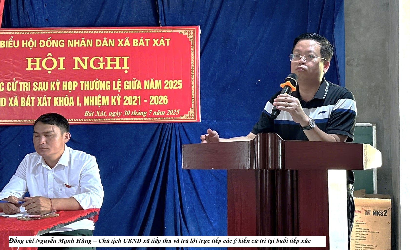 Tổ đại biểu số 2 HĐND xã Bát Xát gặp gỡ, lắng nghe cử tri sau kỳ họp giữa năm 2025 4 Đồng chí Nguyễn Mạnh Hùng - Chủ tịch UBND xã tiếp thu và trả lời trực tiếp các ý kiến cử tri tại buổi tiếp xúc. (Ảnh truyền thông khu vực Bát Xát)