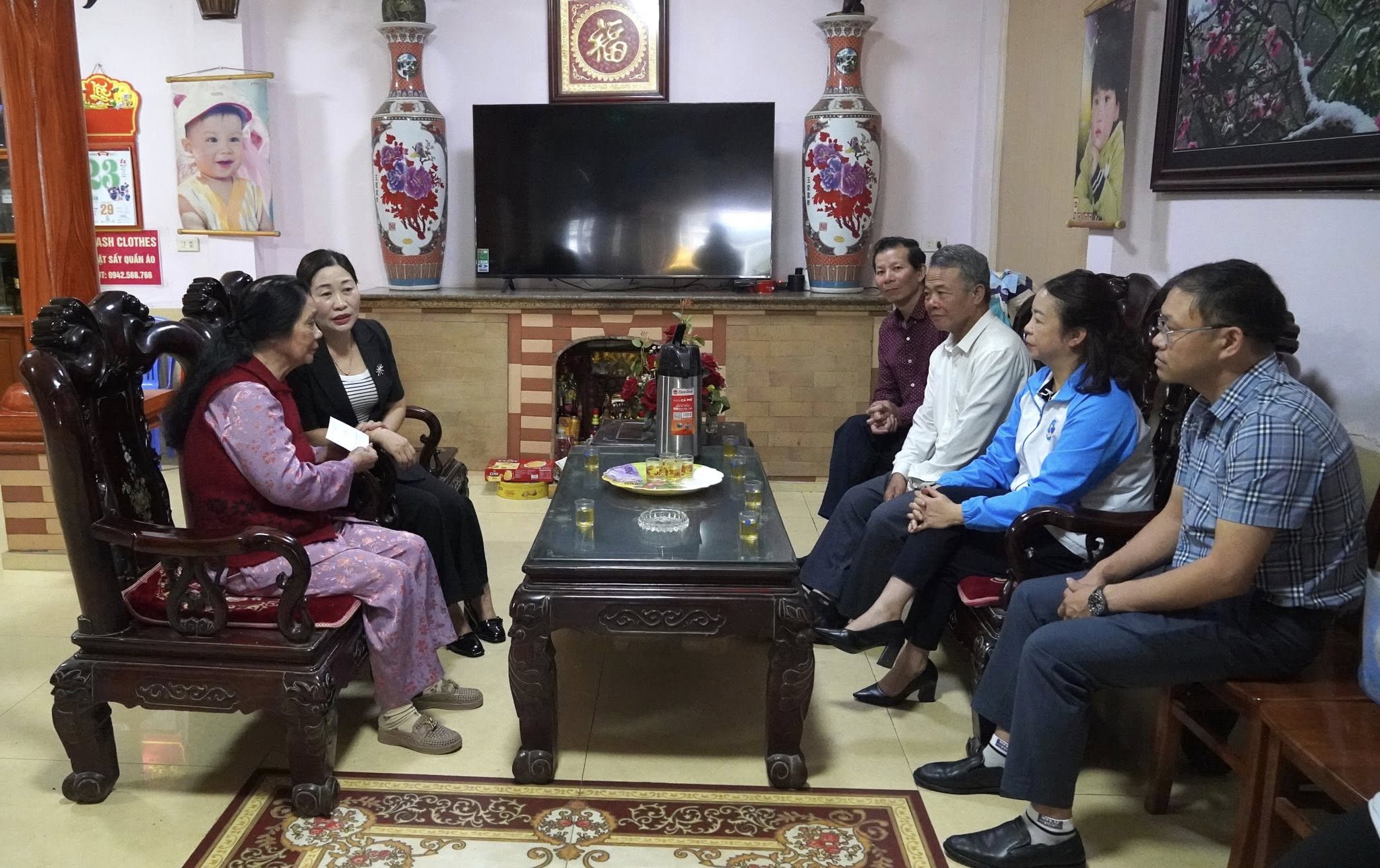 Nghĩa cử tri ân với những người có công với cách mạng. (Ảnh Truyền Hình Sa Pa)