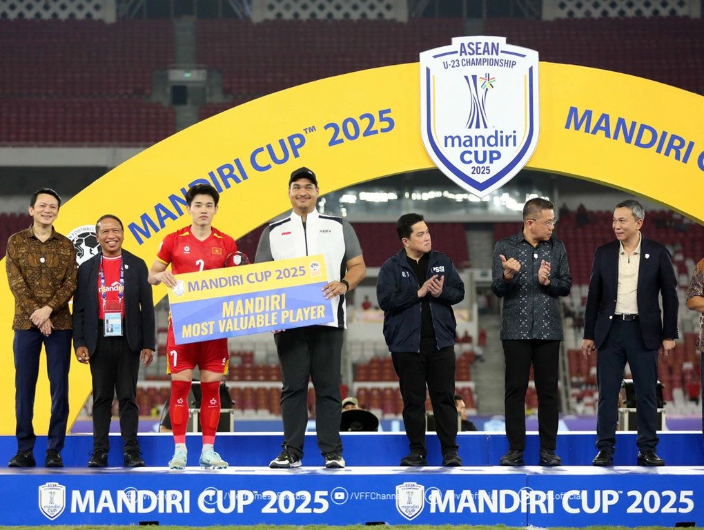 Nguyễn Đình Bắc bùng nổ, ẵm luôn danh hiệu Cầu thủ hay nhất U23 Đông Nam Á 2025 2 Đình Bắc trở thành cầu thủ Việt Nam đầu tiên nhận danh hiệu Cầu thủ xuất sắc nhất một kỳ giải U23 Đông Nam Á (Ảnh: VFF).
