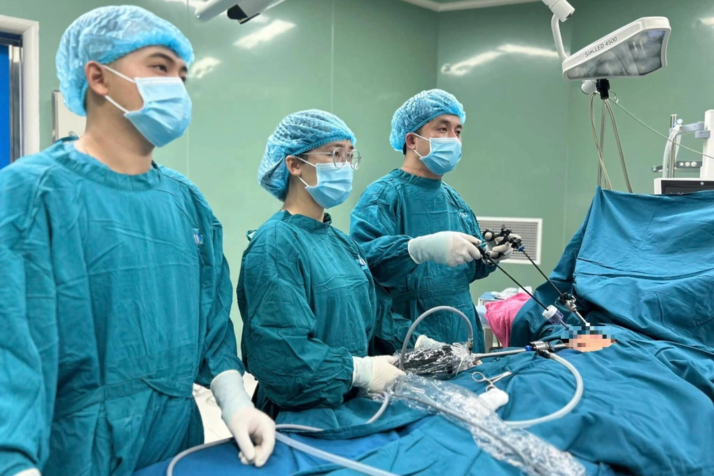 Bác sĩ phẫu thuật tháo xoắn dạ dày cho cháu bé (Ảnh: Kim Ny).