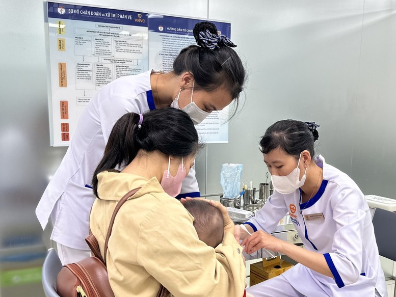 Cảnh báo bệnh viêm não Nhật Bản ở trẻ và thanh thiếu niên vào mùa hè 2 Trẻ tiêm vaccine viêm não Nhật Bản tại Hệ thống Tiêm chủng VNVC - Ảnh: VGP/HM