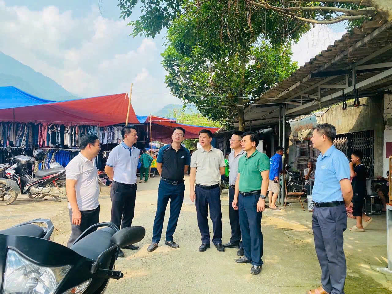 Các địa phương Lào Cai tăng tốc ổn định tổ chức, xử lý bất cập hậu sáp nhập 1 Đoàn đến thăm hoạt động chợ vùng cao Hợp Thành. (Ảnh Nguyễn Hải-Hữu Trường)