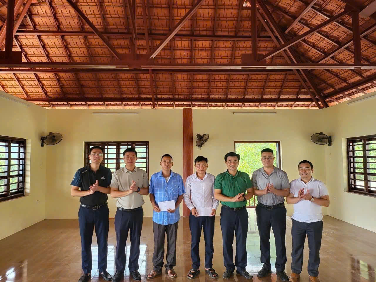 Các địa phương Lào Cai tăng tốc ổn định tổ chức, xử lý bất cập hậu sáp nhập 2 Lãnh đạo xã Hợp Thành tặng quà cho Bí thư chi bộ, trưởng thôn Xéo Tả. (Ảnh Nguyễn Hải-Hữu Trường)