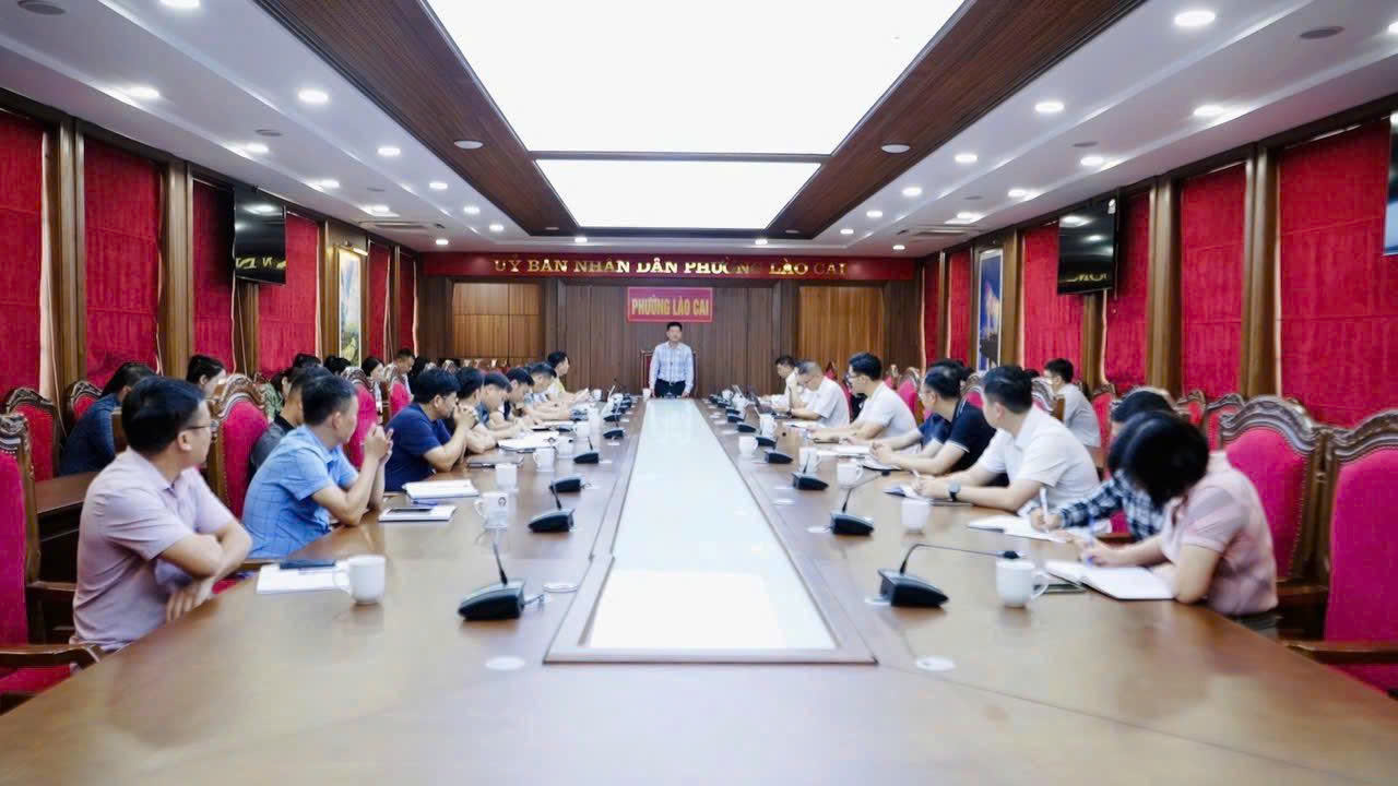 Các địa phương Lào Cai tăng tốc ổn định tổ chức, xử lý bất cập hậu sáp nhập 4 Phường Lào Cai làm việc với Ban Quản lý dự án, tháo gỡ vướng mắc 11 dự án chậm tiến độ. (Ảnh Nguyễn Hải-Hữu Trường)
