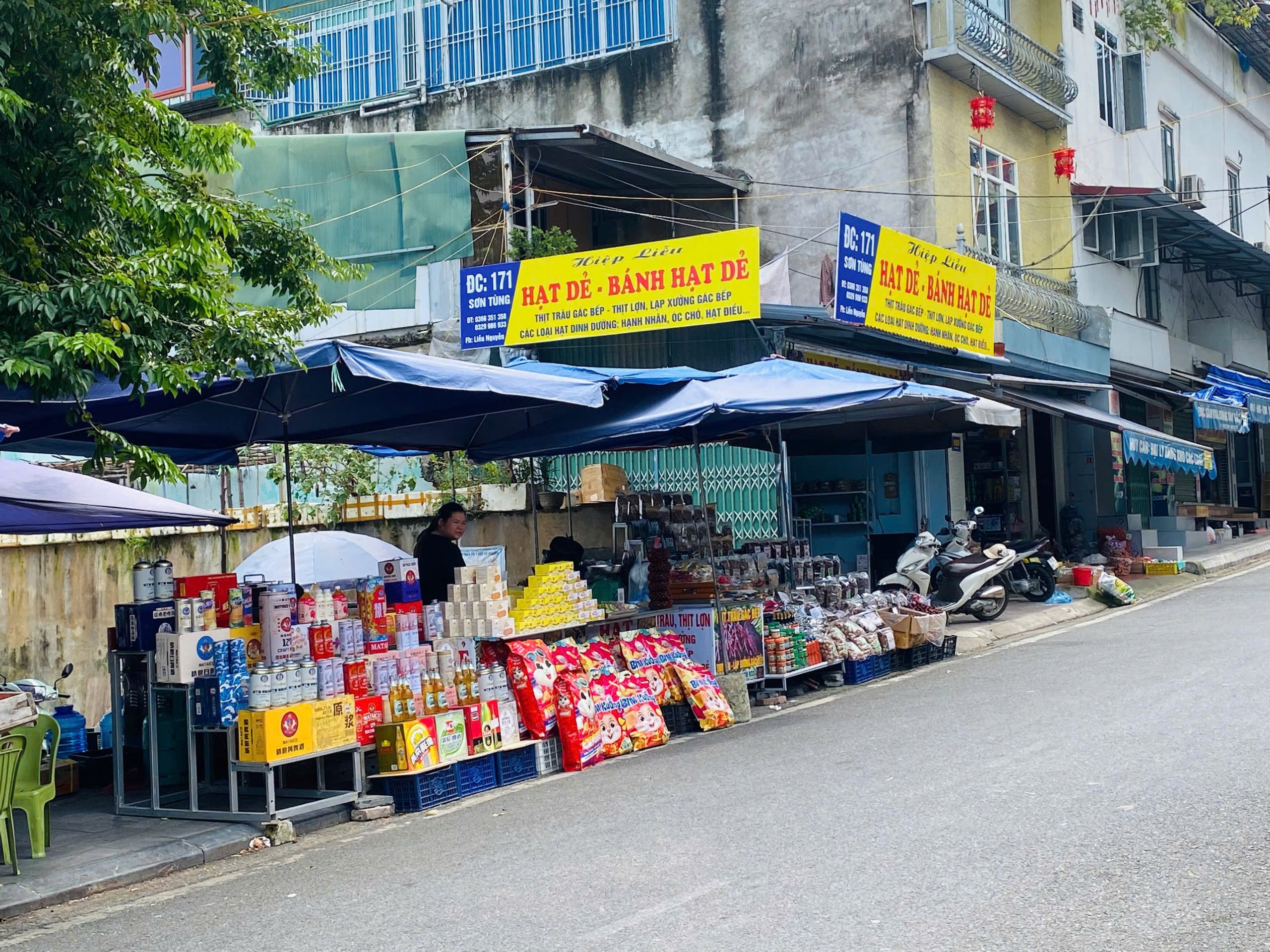 Những sạp hàng vắng người mua bán giữa buổi trưa hè nắng nóng