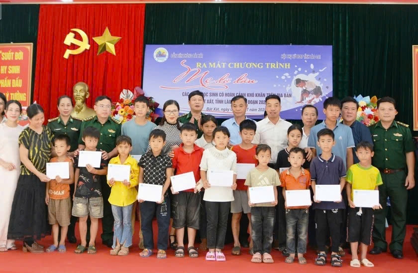 Ấm lòng mô hình 'Mẹ đỡ đầu' tại Đồn Biên phòng Bát Xát, Lào Cai 3 Tặng quà cho 15 học sinh nghèo vượt khó ở xã Bát Xát (Lào Cai). Ảnh: Lan Hương