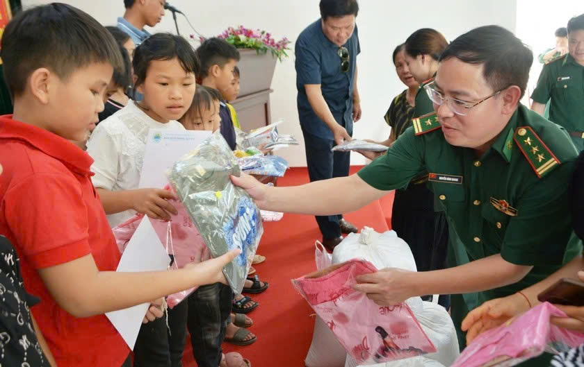 Ấm lòng mô hình 'Mẹ đỡ đầu' tại Đồn Biên phòng Bát Xát, Lào Cai 1 Tặng quà cho học sinh vượt khó vươn lên học tập tốt ở Đồn biên phòng Bát Xát (Lào Cai). Ảnh: Lan Hương