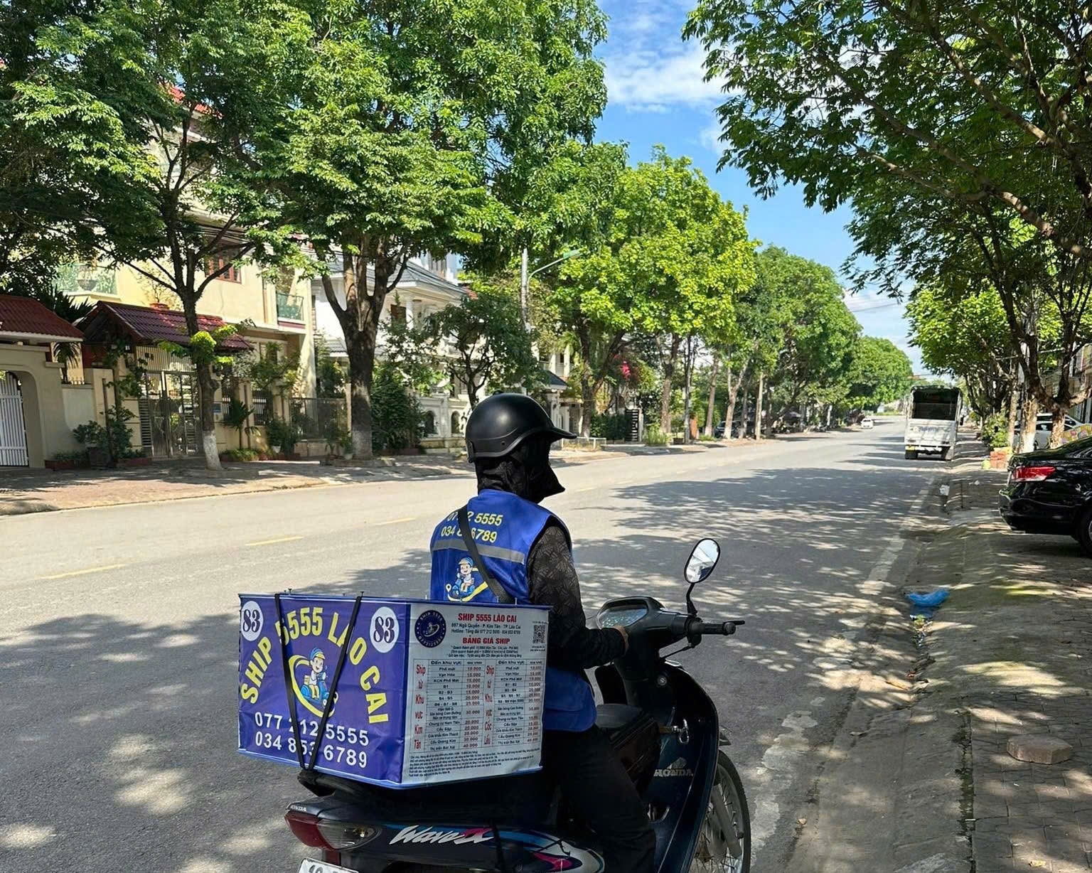 Những người shipper đi giao hàng giữa trưa nắng hè