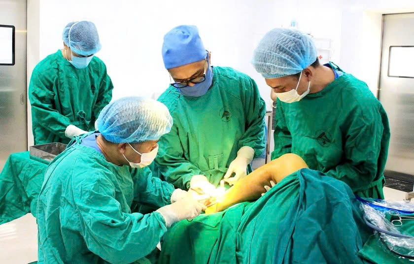 Ca nội soi tái tạo 3 dây chằng hiếm gặp thành công tại Bệnh viện Đa khoa số 2 Lào Cai 2 Bác sỹ Phạm Hải Bằng (Bệnh viện đa khoa số 2 Lào Cai) trực tiếp nội soi tái tạo 3 dây chằng khớp gối cho bệnh nhân không bị tàn phế. (Ảnh Cổng TTĐT Tỉnh Lào Cai)