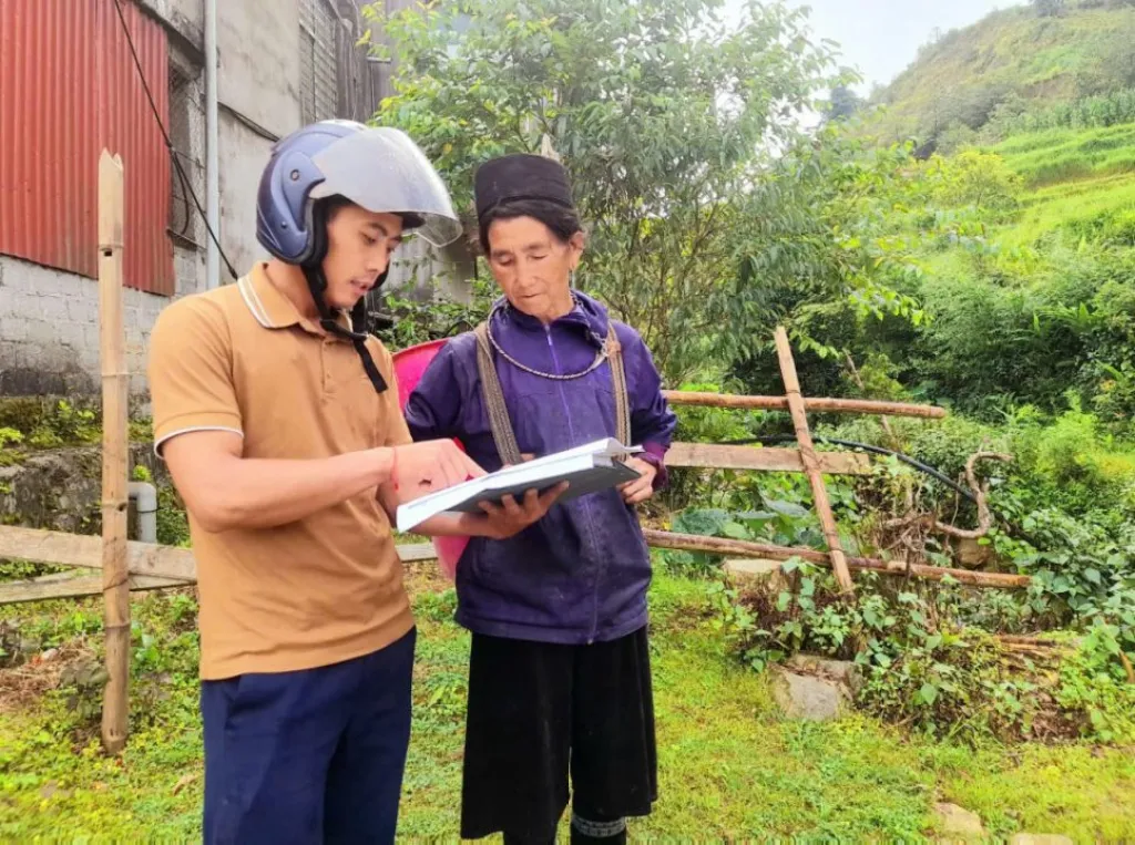 Phường Sa Pa triển khai lấy ý kiến đổi tên tổ dân phố, hướng tới quản lý hành chính hiệu quả 3 Các thành viên trong tổ công tác đi gặp gỡ từng người dân để tuyên truyền, giải thích, hướng dẫn cho người dân ghi phiếu lấy ý kiến ( TT VH, Thể thao-Truyền thông khu vực Sa Pa )