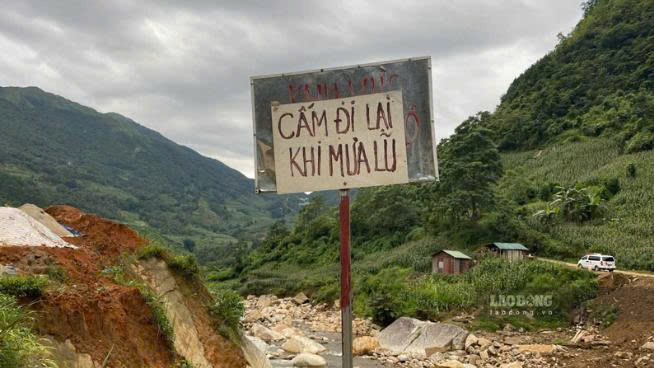 Người dân lo lắng giao thông tiếp tục bị chia cắt khi mưa lũ về.