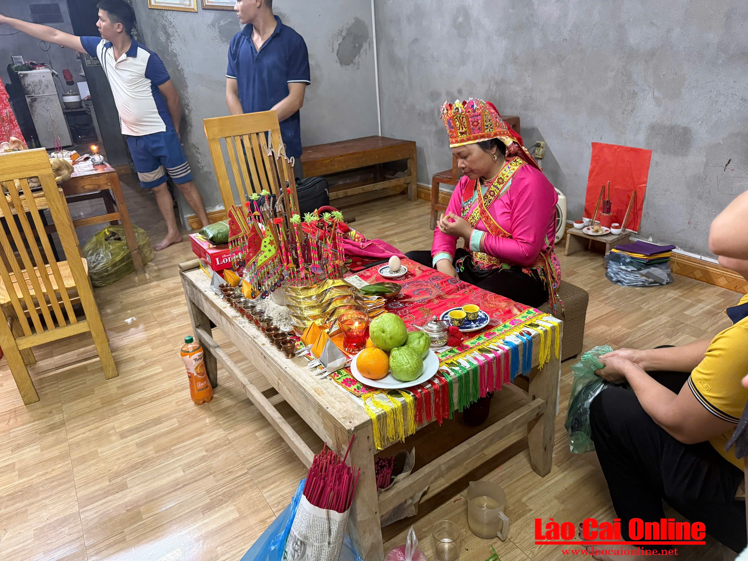 Lào Cai: Nghi lễ Then của người Giáy – sợi dây gắn kết tâm linh và văn hóa 1 Thầy Then Hoàng Thị Nguyên trong trang phục truyền thống đang thực hành nghi lễ Then tại nhà ở Lào Cai.