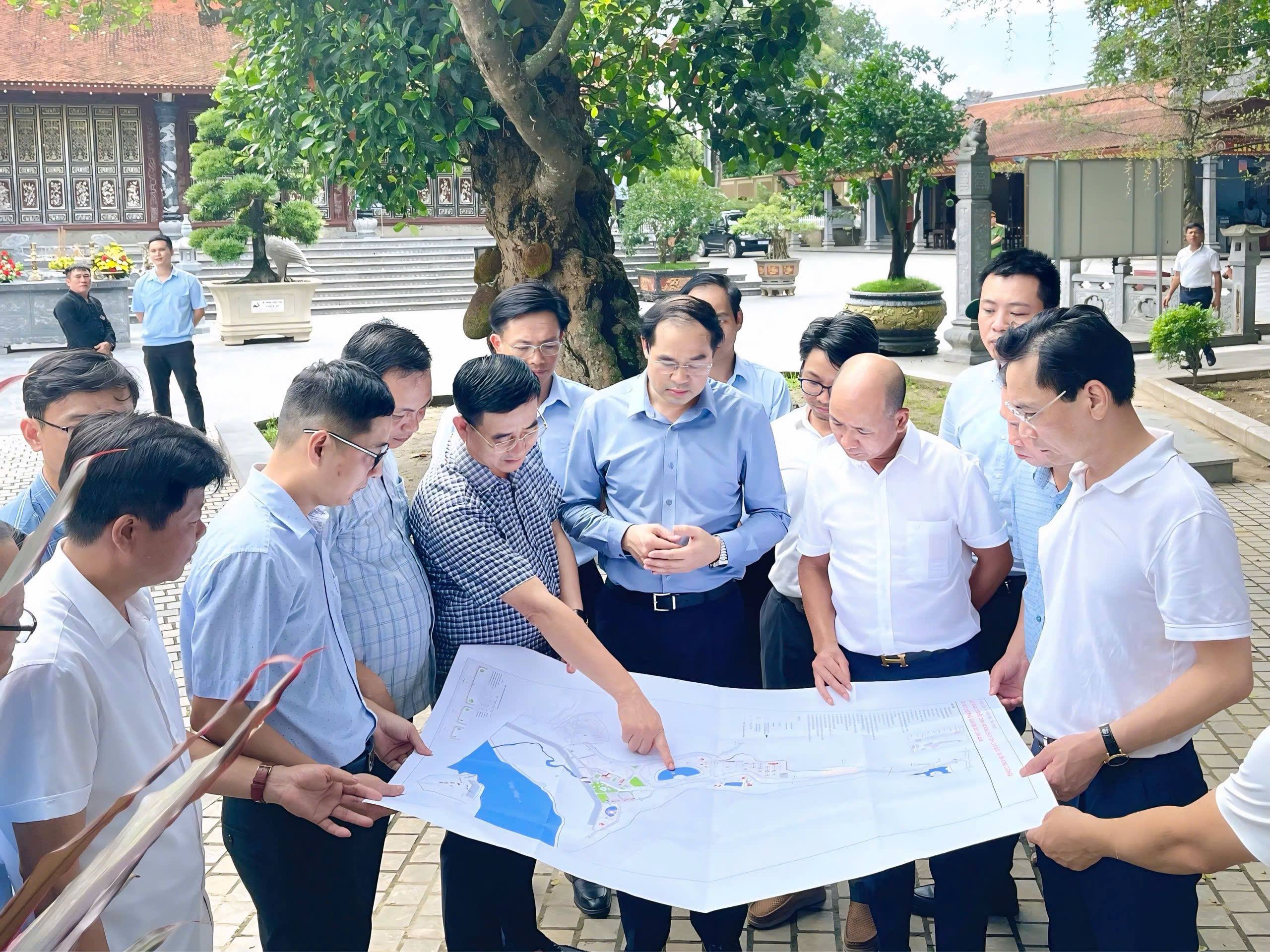 Đồng chí Bí thư Tỉnh ủy, Chủ tịch HĐND tỉnh kiểm tra tình hình triển khai công tác quy hoạch và mô hình phát triển kinh tế tại xã Đông Cuông 1 Đồng chí Trịnh Xuân Trường - Bí thư Tỉnh ủy, Chủ tịch HĐND tỉnh Lào Cai kiểm tra điểm Quy hoạch tổng thể Khu vực Đền Đông Cuông tại xã Đông Cuông