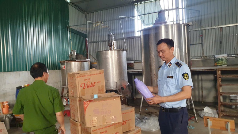 Phạt 180 triệu đồng công ty sản xuất nước giặt, nước rửa chén giả nhãn hiệu nổi tiếng 1 Lực lượng chức năng kiểm tra tại Công ty TNHH Đầu tư Thương mại và Dịch vụ H.V
