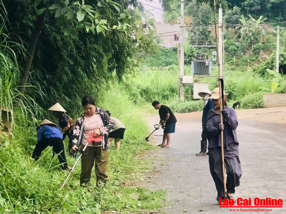 Không khí làm việc diễn ra sôi nổi, khẩn trương nhưng cũng đầy tinh thần vui vẻ và đoàn kết. 