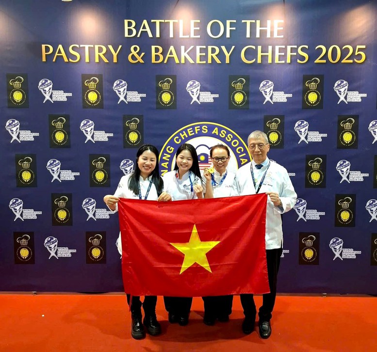 Việt Nam vô địch Cuộc thi bánh ngọt và bánh mì quốc tế 2025 3 Trưởng ban giám khảo Kenny Kong (Singapore) chúc mừng các thí sinh của đoàn Việt Nam